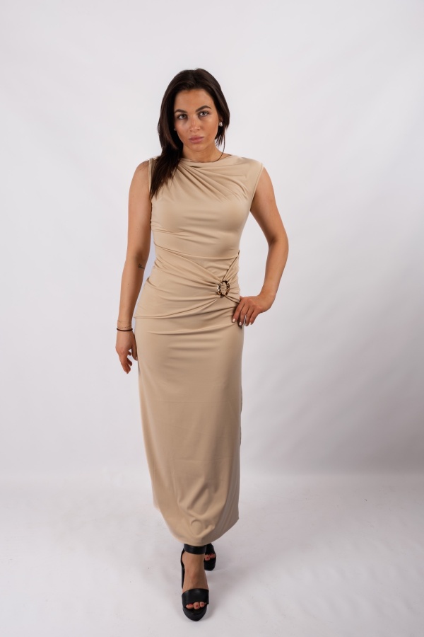 Selena - beżowa dopasowana sukienka z marszczeniami