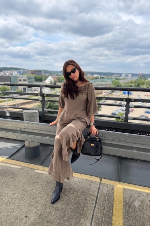 Livia - ciemnobeżowy komplet z falbankami w stylu boho