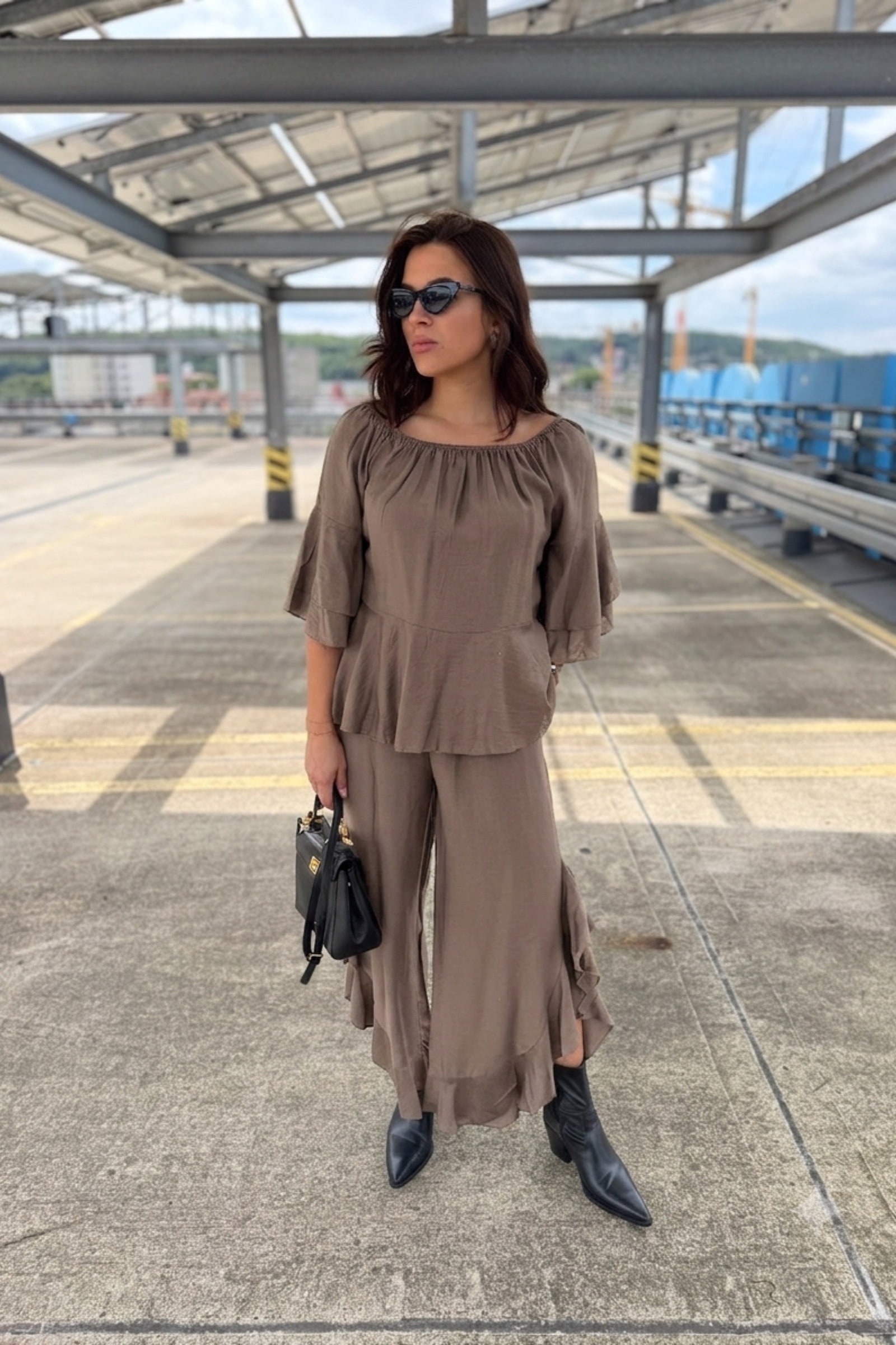Livia - ciemnobeżowy komplet z falbankami w stylu boho